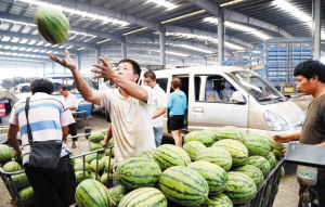 市民 贴膘 忙,猪肉西瓜卖得俏